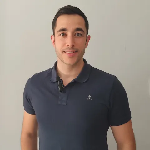 Pablo Prado Marrón, fundador de CFOnomic y director financiero externo, sonriendo con un polo azul marino sobre fondo gris claro